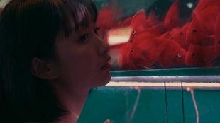 冷漠吃瓜少女,她为何在众人中独树一帜? 第1张 冷漠吃瓜少女,她为何在众人中独树一帜? 第1张